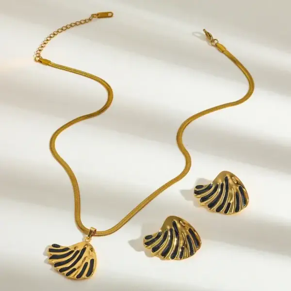 Black Shell Pendant Necklace with Earring Set