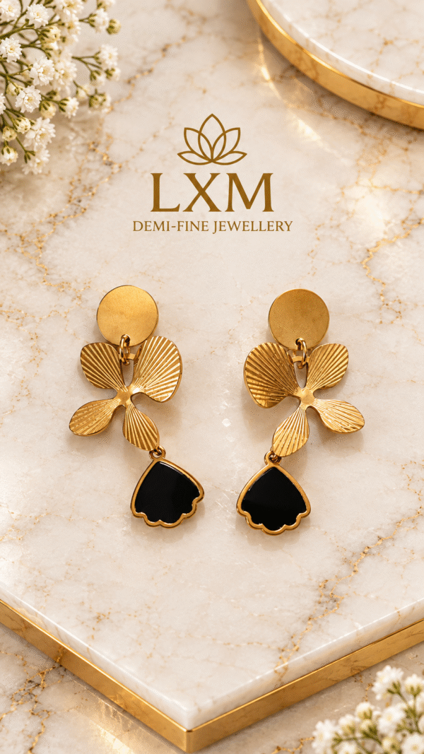 B9 WHITE/BLACK LEAF FLOWER CUTOUT EARRING